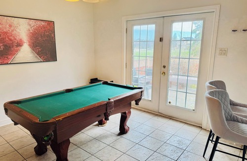 Churchill Meadows House | Luxurious House - 4 Bedrooms, 1 king, 3 queen, 1 singe bed near airport sq1