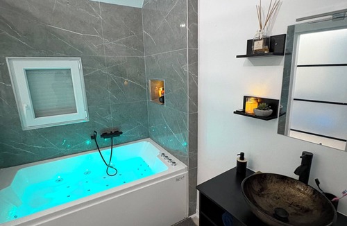 Clermont House | Luxurious house and balneotherapy relaxation area