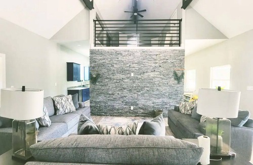 Terrell House | Luxurious House down Quiet Road.