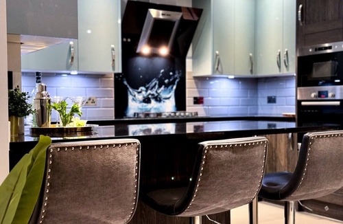 Higham Hill House | Luxurious House with Spa Bath & Private Garden