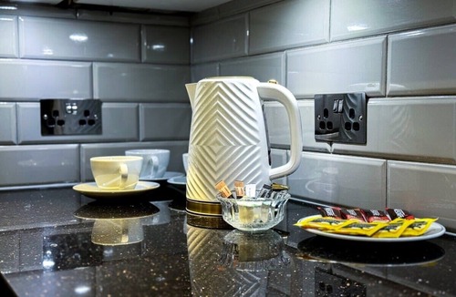 Higham Hill House | Luxurious House with Spa Bath & Private Garden