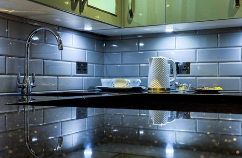 Higham Hill House | Luxurious House with Spa Bath & Private Garden