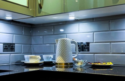 Higham Hill House | Luxurious House with Spa Bath & Private Garden