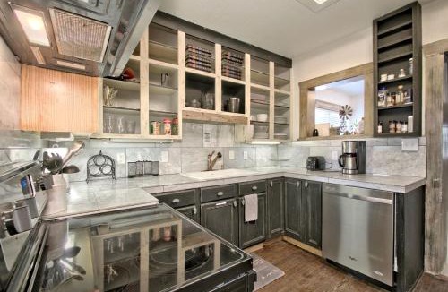 Bergheim House | Luxurious international-Style Ranch Vacation Rental with Pool Access and Stunning Views in Bergheim, Texas