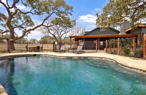 Bergheim House | Luxurious international-Style Ranch Vacation Rental with Pool Access and Stunning Views in Bergheim, Texas