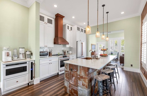 Historic Seaport House | Luxurious Island Pearl, 2 Bed/2 Bath Home near Duval, Pool