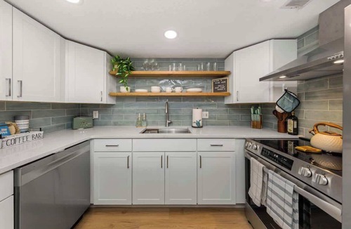 Bay Esplanade Apartment | Luxurious King Bed! Steps to beach, town & park!