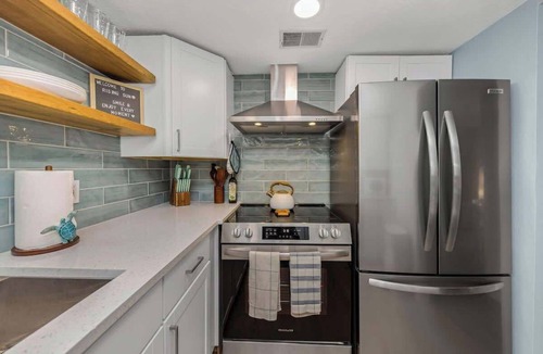 Bay Esplanade Apartment | Luxurious King Bed! Steps to beach, town & park!