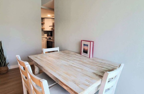 Bay Esplanade Apartment | Luxurious King Bed! Steps to beach, town & park!