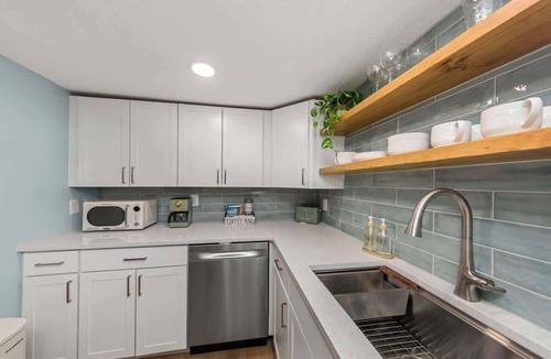 Bay Esplanade Apartment | Luxurious King Bed! Steps to beach, town & park!