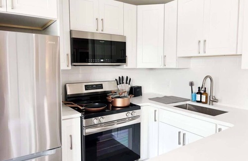 Gulph Mills Apartment | Luxurious | King Beds | Dining Table | Work Desk