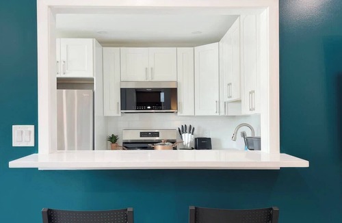 Gulph Mills Apartment | Luxurious | King Beds | Dining Table | Work Desk