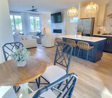 Winchester House | Luxurious Lake Getaway