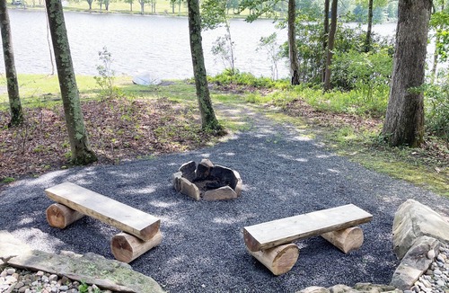 Reeders Cabin | Luxurious Lake View Log Cabin with Fire Pit in the Poconos