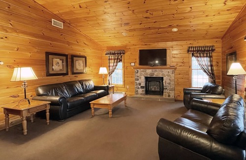Reeders Cabin | Luxurious Lake View Log Cabin with Fire Pit in the Poconos