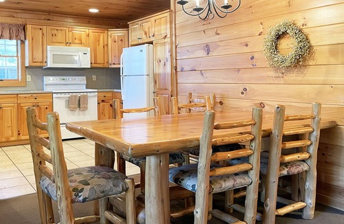 Reeders Cabin | Luxurious Lake View Log Cabin with Firepit in the Poconos