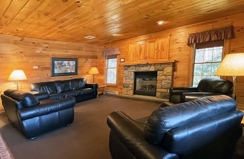 Reeders Cabin | Luxurious Lake View Log Cabin with Firepit in the Poconos