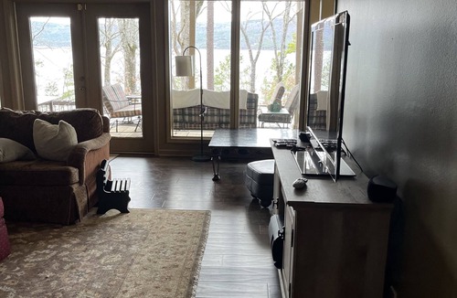 Eden Isle House | Luxurious Lakefront Eden Isle House - Heber Springs, AR