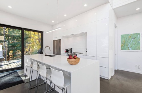 Potton Villa | Luxurious Lakefront Retreat Hot tub Sleeps 14