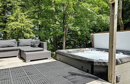Potton Villa | Luxurious Lakefront Retreat Hot tub Sleeps 14