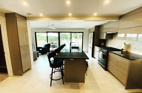 Lyndhurst House | Luxurious lakefront cottage.