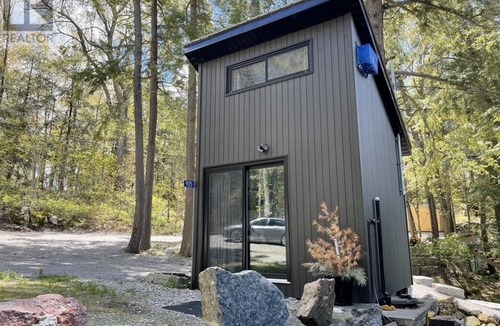 Lyndhurst House | Luxurious lakefront cottage.