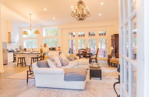 Quinlan House | Luxurious Lakefront Property