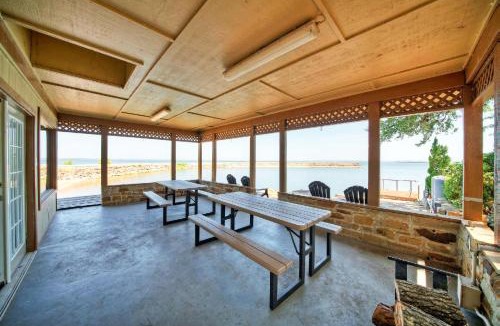 Buchanan Dam House | Luxurious Lakefront Estate: Spectacular Views, Expansive Grounds and Private Jetty