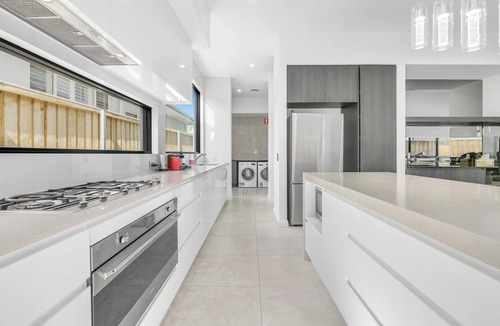 Morisset Park House | Luxurious Lakeside Oasis