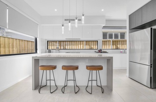 Morisset Park House | Luxurious Lakeside Oasis