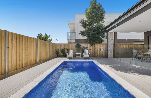 Morisset Park House | Luxurious Lakeside Oasis