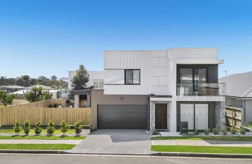 Morisset Park House | Luxurious Lakeside Oasis