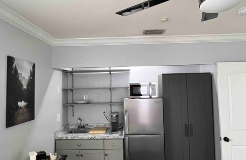Hialeah Apartment | Luxurious little home!