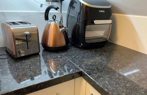 South Ockendon House | Luxurious Loft Guest Room1 with private Utilities