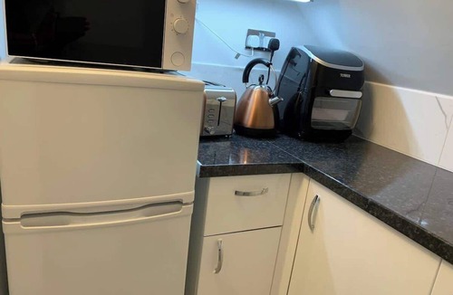 South Ockendon House | Luxurious Loft Guest Room1 with private Utilities