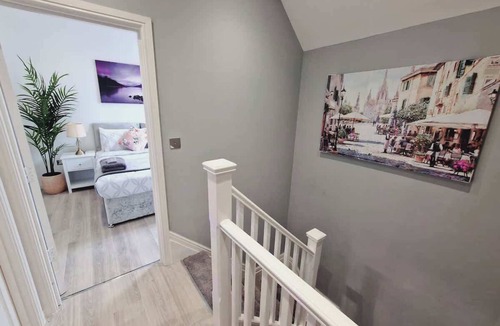 South Ockendon House | Luxurious Loft Guest Room1 with private Utilities