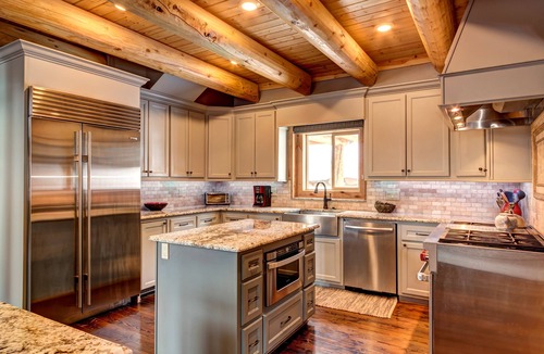 Blue River House | Luxurious Log Cabin, 4 Master Suites nRomantic Winter Escape with Mountain View!