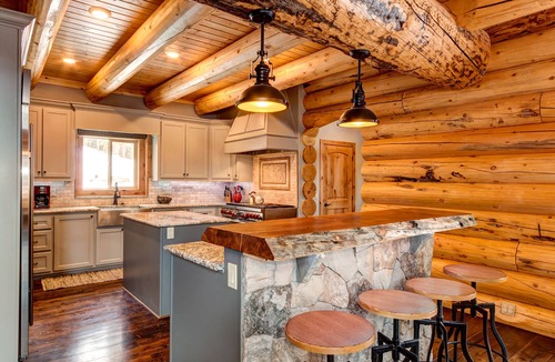 Blue River House | Luxurious Log Cabin, 4 Master Suites nRomantic Winter Escape with Mountain View!
