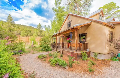 Taos House | Luxurious Log Cabin on a Rivern