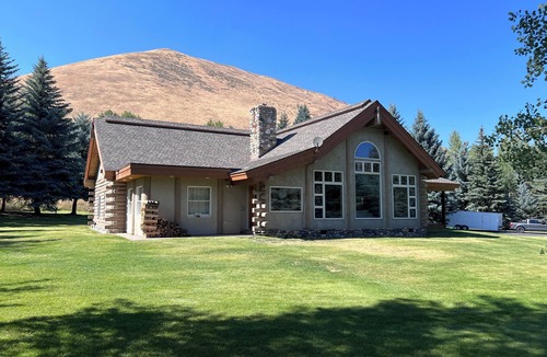 Hailey Cabin | Luxurious Log Home Retreat