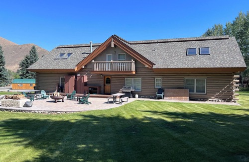 Hailey Cabin | Luxurious Log Home Retreat
