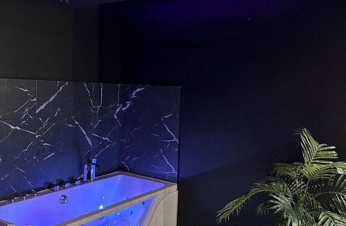 Macon Apartment | Luxurious love room in the center of Macon