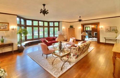 Cleveland Villa | Luxurious Mansion for Large Groups