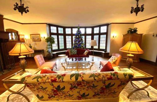 Cleveland Villa | Luxurious Mansion for Large Groups