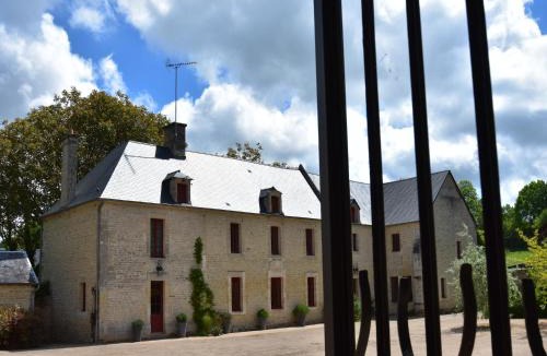 Ponts sur Seulles House | Luxurious Mansion in Castle Grounds in Lantheuil