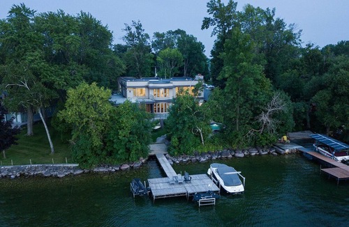 Innisfil House | Luxurious masterpiece on the lake.