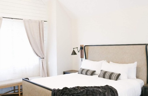 Midway Hotel | Luxurious Midway Gem - 4 Modern Haven w/Resort & Golf Access, Stunning Views!