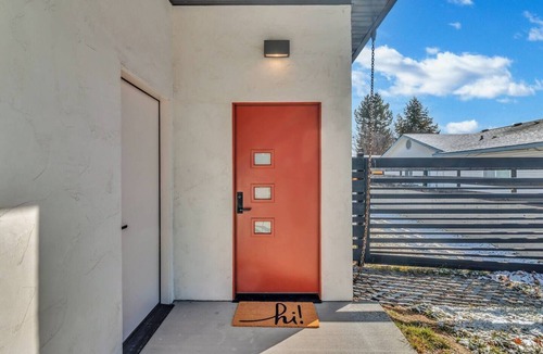 Star House | Luxurious, Modern 1 King Bed Downtown Star Studio