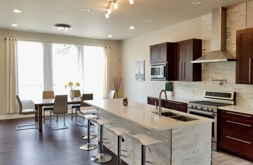 The Gate House | Luxurious & Modern. 4-story 5BDR House. Rooftop Deck w/amazing Arch Views!