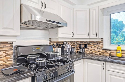 Willowdale House | Luxurious Modern 5B3B Home + Magnificent Patio